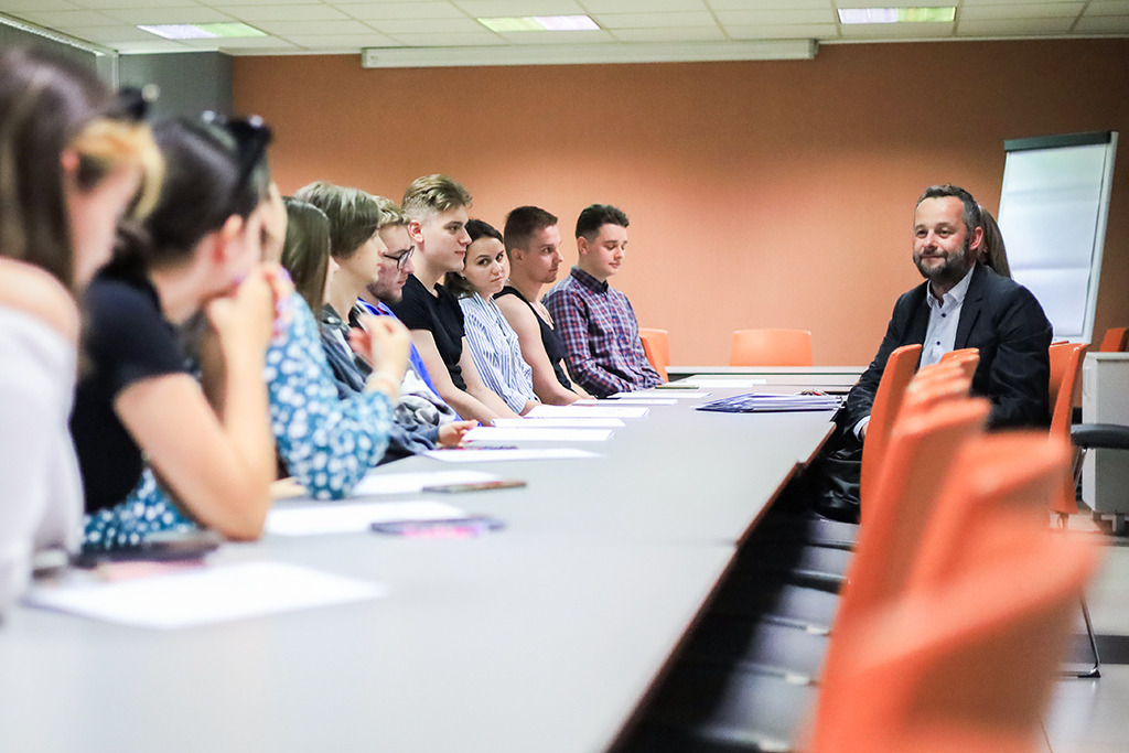 Kierownik Działu Promocji Adam Gliksman otwiera spotkanie z wyróżnionymi studentami z Ukrainy w czerwcu 2023 roku