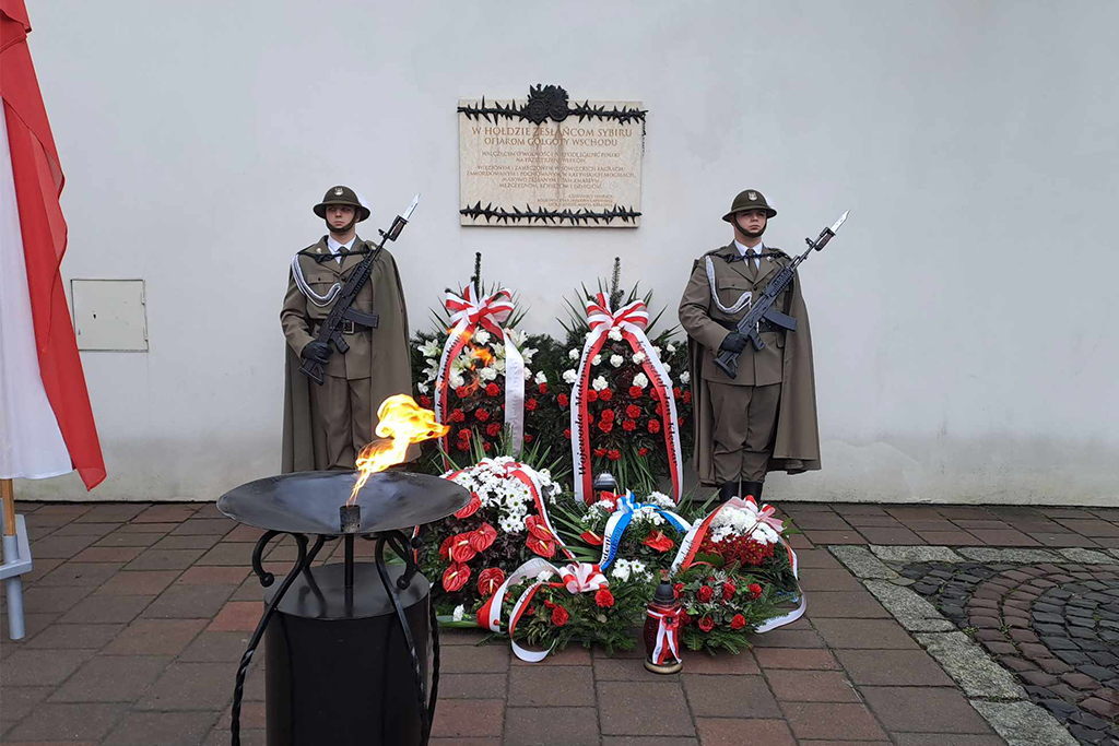 złożenie kwiatów pod tablicą Zesłańców Sybiru przy placu o. Adama Studzińskiego z asystą wojskową