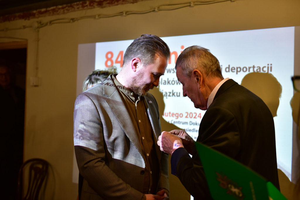 dr Mariusz Solarz zostaje odznaczony Złotą Odznaką za Zasługi dla Związku Sybiraków