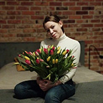 Aleksandra Laska z bukietem tulipanów
