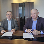 Prorektor ds. Kształcenia i Rozwoju dr hab. Robert Stawarz, prof. UKEN i dyrektor Szpitala mgr inż. Marian Świerz podpisują umowę