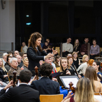 uniwersyteckie orkiestry wraz z publicznością
