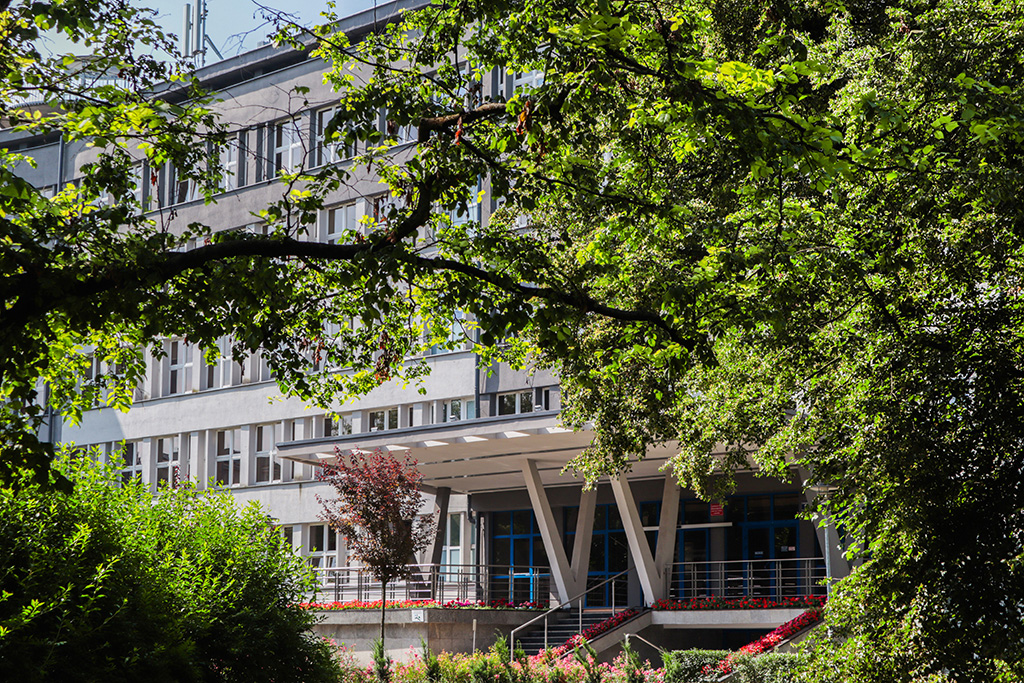 budynek główny Uniwersytetu Komisji Edukacji Narodowej w Krakowie wiosną